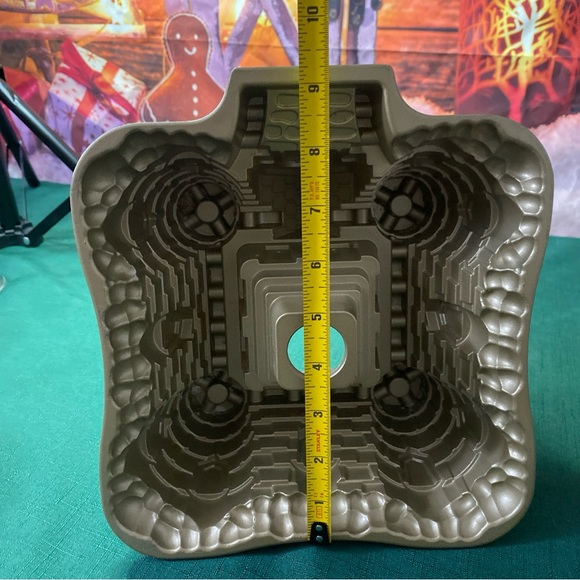 Castle Cake Pan Nordic Ware Sandcastle 10 Cup Cast Aluminum USA Bundt baker - Picture 7 of 10